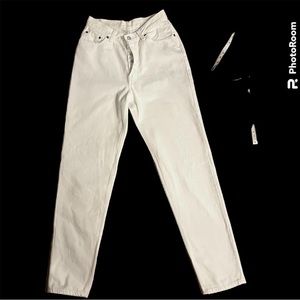 Levi’s Vintage 90’ mom white jeans 100% cotton, Made in USA, size 11 M